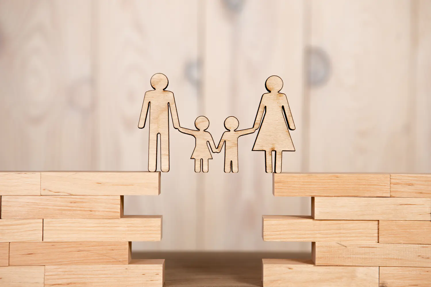 Silhouettes d’une famille réunie au-dessus d’une séparation