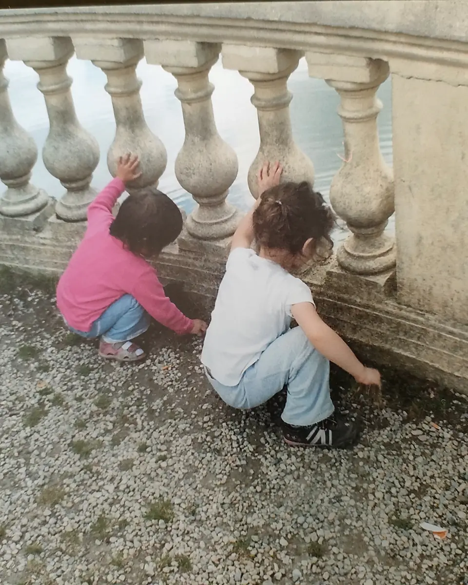 Deux jeunes enfants près d’une balustrade en pierre